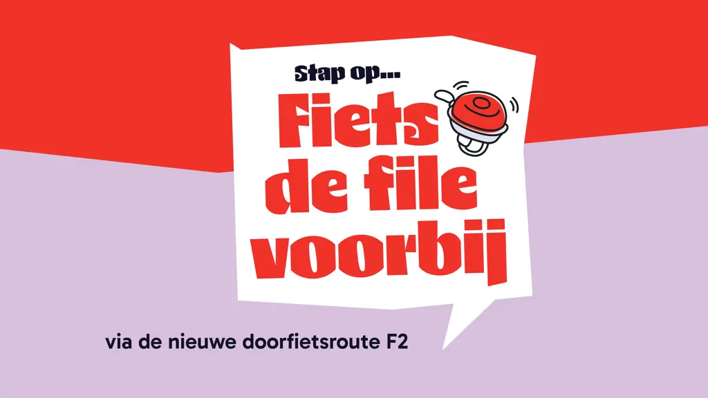 Grafische afbeelding met een rode bovenkant en lila onderkant. In een witte tekstballon staat in rode letters: 'Stap op... Fiets de file voorbij' met daarnaast een illustratie van een rode fietsbel. Onderaan staat de tekst: 'via de nieuwe doorfietsroute F2'.